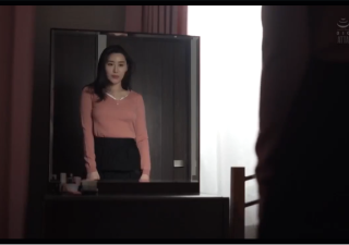 Cô tự nhìn mình trong gương và sợ hãi nhan sắc này chẳng thể trường tồn
