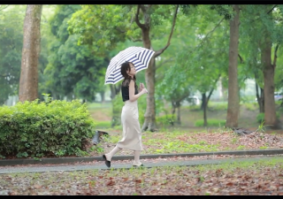 Tình cờ gặp em, cô gái nhỏ ngoài công viên